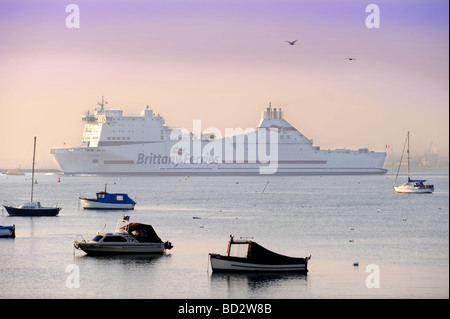 A Brittany Ferries nave che lascia il porto di Poole per CHERBOURG AL TRAMONTO OFF barene vicino a Bournemouth 2008 REGNO UNITO Foto Stock