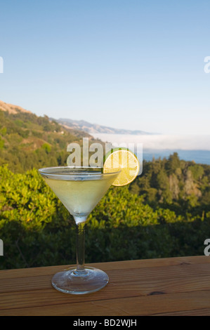 Cocktail sul bar al ristorante Nepenthe affacciato sul Big Sur Costa della California Foto Stock