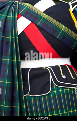 L'uomo indossando il tradizionale di tartan anta, giacca e kilt. Gordon Highland Dress plaid a Aboyne Highland Games o raccolta, Aberdeenshire, Scotland, Regno Unito Foto Stock