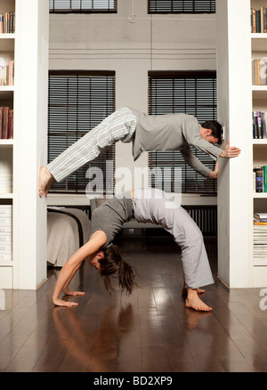 Paio di esercitare nella casa Foto Stock