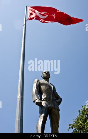 Una statua di Kemal Ataturk affacciato sul Bosforo, Istanbul. Foto Stock