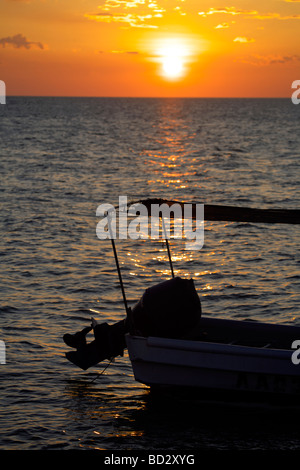 Tramonto sull'Isola di Holbox, Quintana Roo Yucatán Penisola, Messico, una unica destinazione messicano nel canale dello Yucatan Foto Stock