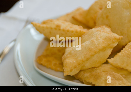 Stile cipriota di pasta farcita con formaggio halloumi Foto Stock