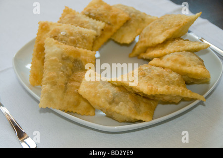 Stile cipriota di pasta farcita con profondo fritto tritare la carne Foto Stock