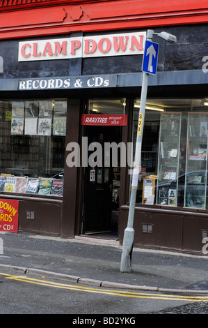 Un retro negozio di musica a Manchester " necessità di perseguire i record'. Foto Stock