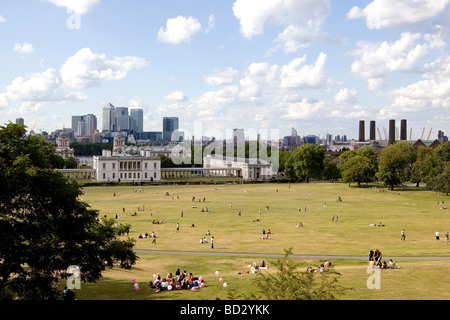 Una vista sul parco di Greenwich con Canary Wharf skyline in background Foto Stock