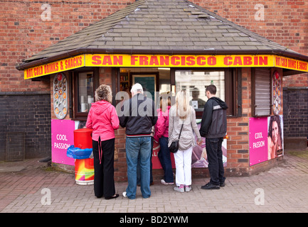 Street Snack Kiosk presso il Pierhead, Liverpool, Regno Unito Foto Stock