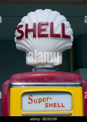 Dettaglio del logo shell sulla vecchia pompa di benzina Foto Stock