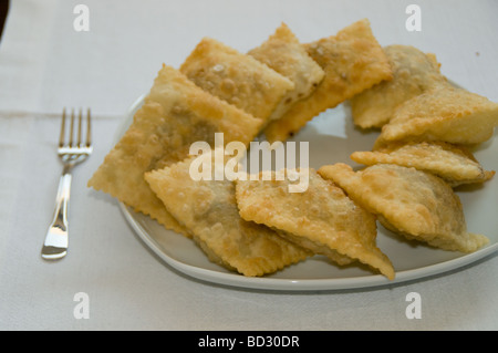 Stile cipriota di pasta farcita con profondo fritto tritare la carne Foto Stock