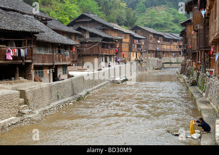 Tipiche abitazioni in legno caratterizzano un villaggio Dong Zhaoxing Guizhou Cina Foto Stock