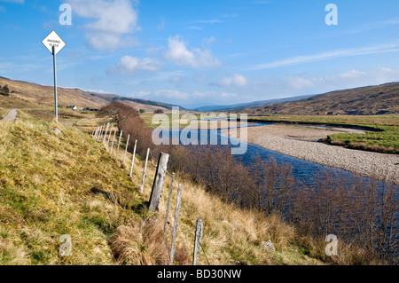 Il bel fiume Cassley, Glen Cassley, Sutherland in Scozia su un luminoso giorno di primavera con passante posto cartello stradale Foto Stock