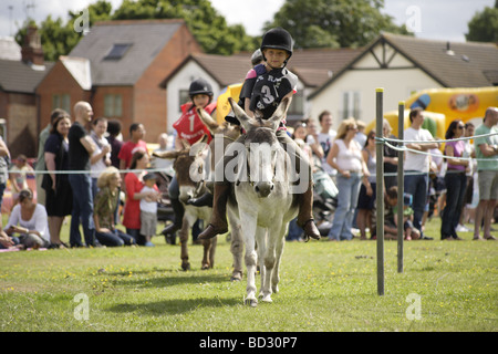 Donkey derby,vecchio tradizionale inglese estate pratica di piccole città e di villaggi intorno al regno unito,risalente a oltre un centinaio di anni Foto Stock