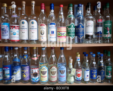 Dettaglio di Ouzo locale di bottiglie per la vendita in negozio il Lesbo isola in Grecia Foto Stock