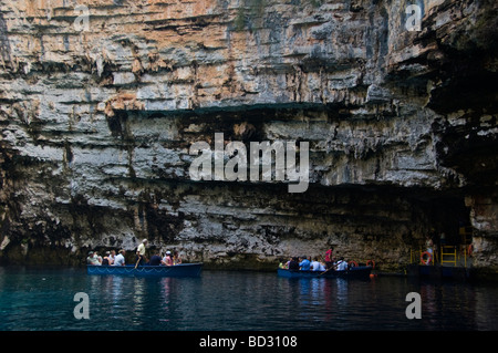 I battellieri portano i turisti in un tour del lago Melissani caverna vicino Sami sul Mediterraneo greca isola di Cefalonia in Grecia GR Foto Stock