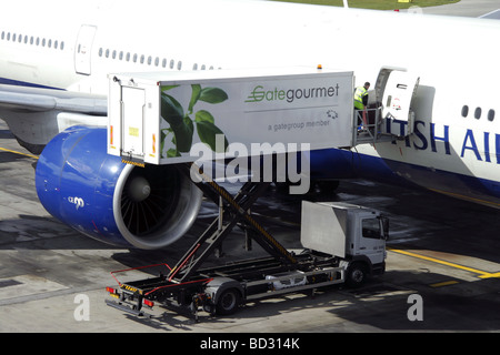 Gate Gourmet il caricamento di cibo della compagnia aerea su un British Airways jet a Heathrow Terminal 5 Foto Stock