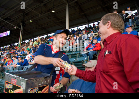 Venditore a vendere hot dog durante un baseball Cubs game al Wrigley Field in Chicago Illinois USA Foto Stock