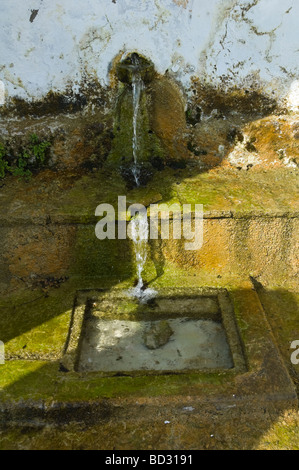 Borgo Casa di lavaggio con acqua sorgiva naturale al vecchio Skala sul Mediterraneo greca isola di Cefalonia in Grecia GR Foto Stock