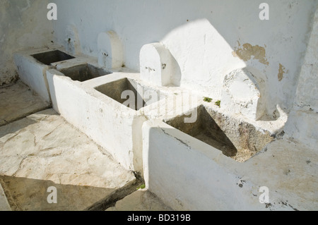 Borgo Casa di lavaggio con acqua sorgiva naturale al vecchio Skala sul Mediterraneo greca isola di Cefalonia in Grecia GR Foto Stock