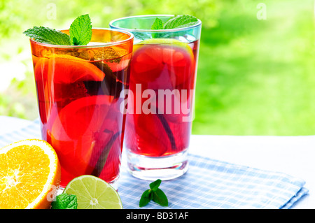 Frutta rinfrescante punch in due bicchieri al di fuori Foto Stock