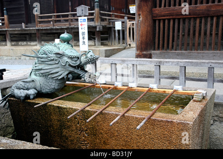 Dragon fontana d'acqua. Kiyomizu dera tempio. Il protocollo di Kyoto. Kansai. Giappone Foto Stock