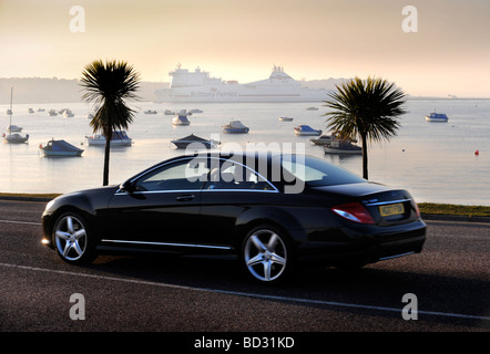 Una lussuosa Mercedes sulle banche strada di Brittany Ferries nave lascia il porto di Poole per CHERBOURG AL TRAMONTO OFF barene vicino BOURN Foto Stock