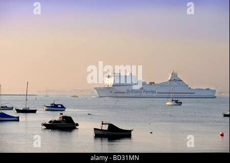 A Brittany Ferries nave che lascia il porto di Poole per CHERBOURG AL TRAMONTO OFF barene vicino a Bournemouth 2008 REGNO UNITO Foto Stock