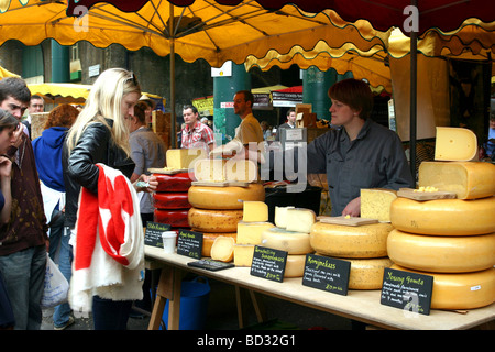 Il Borough Market venditore di formaggio, Borough, Londra Foto Stock