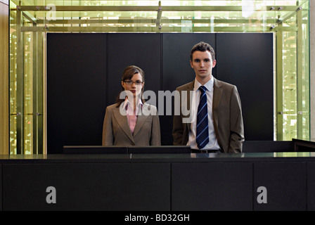 L'uomo e la donna alla reception Foto Stock
