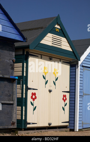 Numero 96 beach hut decorato con fiori a Mudeford Hengistbury Head, Christchurch, Bournemouth Dorset in primavera Foto Stock