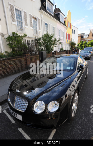 Ultra ampia angolazione di una Bentley Continental GT su una strada laterale appena fuori la Kings Road, il Chelsea Londra Foto Stock