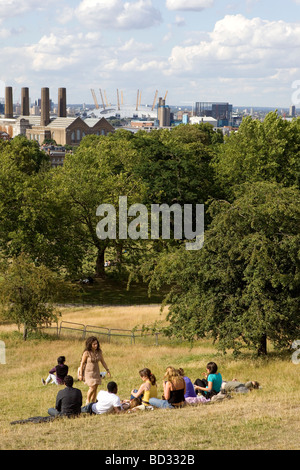 Persone relax nel parco di Greenwich in una giornata di sole Foto Stock