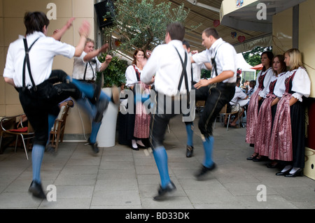 Alcuni ballerini tirolese in costumi tradizionali Foto Stock