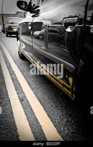 Black taxi in attesa fuori Sheffield stazione ferroviaria, sulle doppie linee gialle. Foto Stock