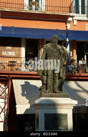 Statua di Admiral Suffren sul quai Jean Jaures St Tropez Provence Alpes Côte d Azur Francia Foto Stock