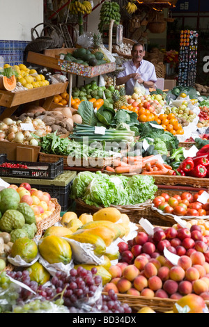 La frutta e la verdura in stallo Mercado dos Lavradores (il mercato dei lavoratori), Funchal, Madeira Foto Stock