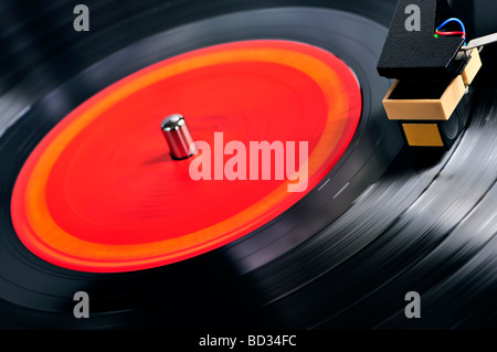 Record di vinile la filatura su piattaforma girevole close up Foto Stock