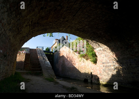 Narrowboat all'interno Somerton profonda della serratura del sud della Oxford Canal Doug Blane Foto Stock