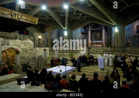 Una messa cattolica all interno della chiesa dell'Annunciazione o la Basilica dell'Annunciazione a Nazareth di Galilea nel nord di Israele Foto Stock