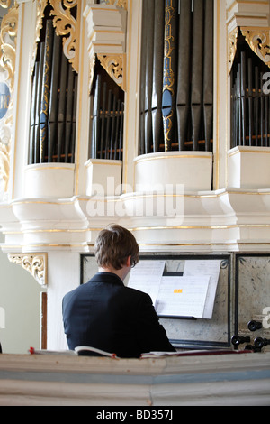 Organista giocando l'organo a canne nella chiesa Weltewitz, Sassonia; l'organaro era Johann Jacob Donati Foto Stock