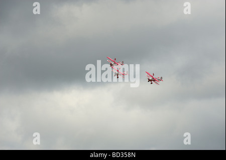 Fairford Domenica Airshow 2009 Team Guinot Boeing Stearman A75N AeroSuperBatics RFC aerodromo Rendcombe Foto Stock