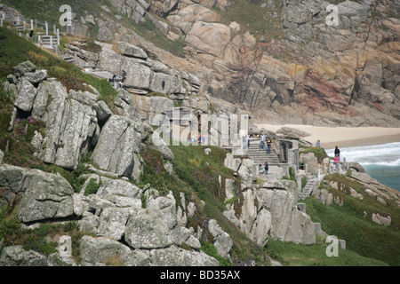 Villaggio di St Levan, Inghilterra. Il Minack teatro aperto con spiaggia Porthcurno fondo in lontananza. Foto Stock