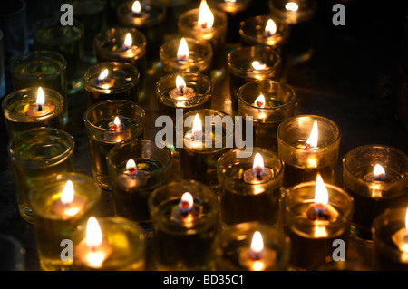 Memorial candele accese sul in una sinagoga. Israele Foto Stock