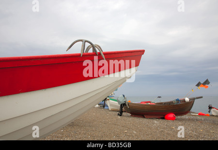 Di prua e barche da pesca tirata sulla spiaggia a Klitmøller sulla costa nord occidentale dello Jutland, Danimarca su un nuvoloso giorno Foto Stock