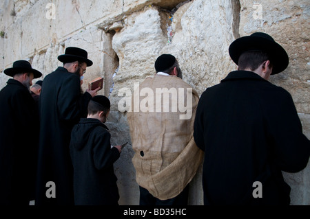 L'ebreo haredi indossa una borsa di iuta per indicare il dolore prega su Tisha B'Av per commemorare la distruzione del primo e del secondo Tempio nel muro Occidentale Foto Stock