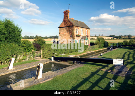 Narrowboat all'interno Somerton profonda della serratura del sud della Oxford Canal Doug Blane Foto Stock