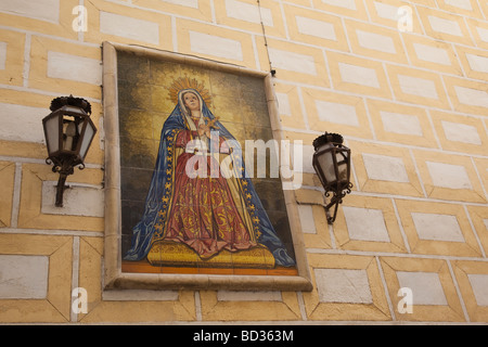 Immagine della Vergine Maria con piastrelle in ceramica su una parete in Santa Cruz, Siviglia, Spagna Foto Stock