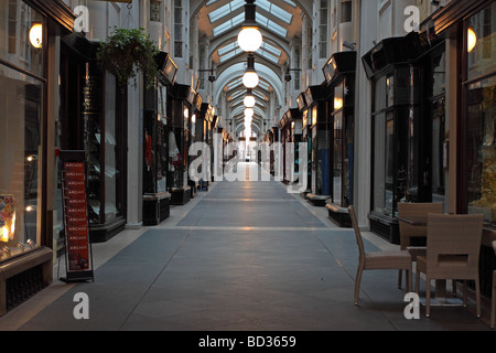 Burlington Arcade i mondi prima coperto shopping arcade in Piccadilly Londra Foto Stock