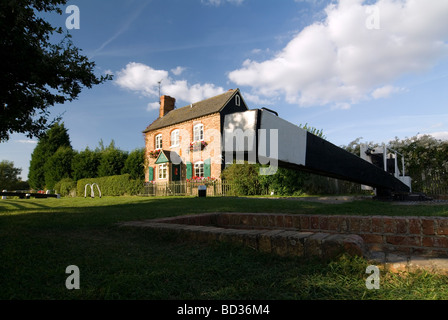 Narrowboat all'interno Somerton profonda della serratura del sud della Oxford Canal Doug Blane Foto Stock