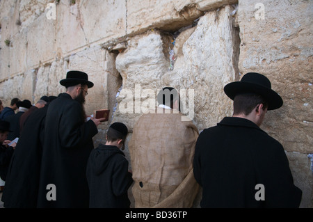 L'ebreo haredi indossa una borsa di iuta per indicare il dolore prega su Tisha B'Av per commemorare la distruzione del primo e del secondo Tempio nel muro Occidentale Foto Stock