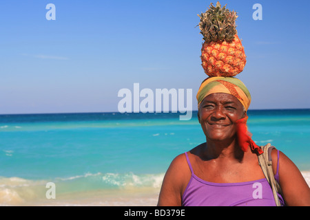 Cuba Playas del Este donna cubana con ananas sulla testa vicino a L'Avana foto CUBA1227 Copyright Christopher P Baker Foto Stock